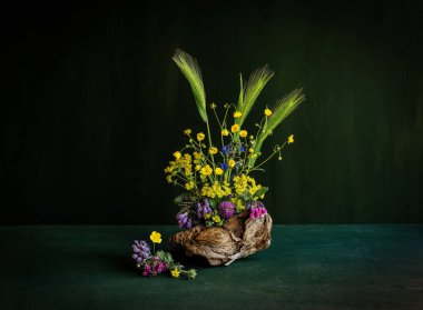  Rannculus. Smphytum uplndicum. Triflium. Yabani çiçeklerin çiçek aranjmanı, sarı, mavi, pembe ve çim kulaklar.