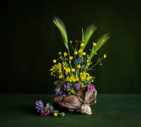 Smphytum Uplndicum Triflium Rannculus Florales Arrangement Aus Wildblumen Gelben Blauen — Stockfoto