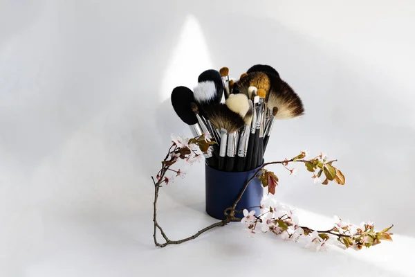 Set Sisir Make Satu Set Kuas Makeup Dalam Gelas Biru — Stok Foto