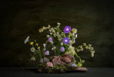 Yaban çiçeklerinin, yosunların, ağaç köklerinin bileşimi. Buket, Ikebana.