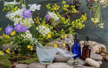 Ekolojik buket, mavi pipet şişesi, kahverengi pipet şişesi, farmakolojik havan, yabani çiçekler, buket, kuş tüyü, nehir taşları, durgun hayat.