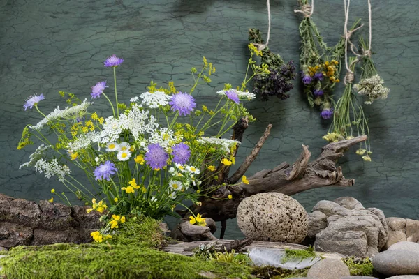 Ökologischer Strauß Wildblumen Strauß Vogelfeder Flusssteine Stillleben — Stockfoto
