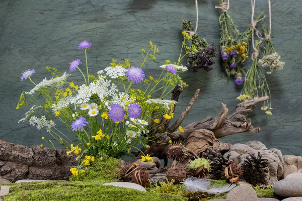 Ökologischer Strauß Wildblumen Strauß Vogelfeder Flusssteine Stillleben — Stockfoto