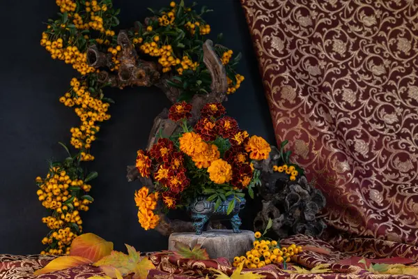 秋の花たち フロリスティック 秋の花 ベリー 葉の構成 ロイヤリティフリーのストック画像