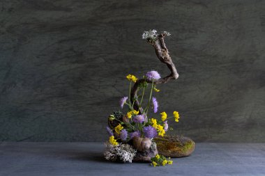 Kökleri, yosunları, yosunları, yosunları, doğal bitkileri kullanarak yabani çiçeklerin narin, tatlı, minyatür bileşimi.