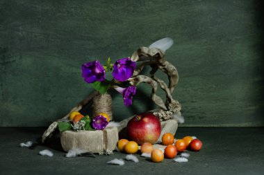 Desen, kompozisyon, ikebana, yaz çiçekleri, ağaç kökleri, elmalar, erikler, kuş tüyleri, çiçekler