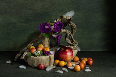 Desen, kompozisyon, ikebana, yaz çiçekleri, ağaç kökleri, elmalar, erikler, kuş tüyleri, çiçekler
