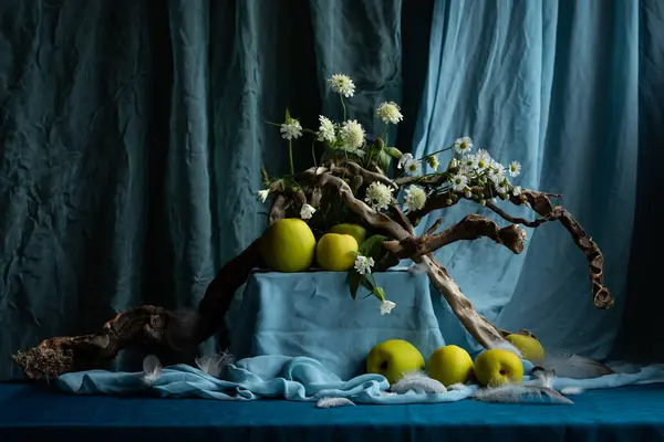 natürmort, tasarım, çiçek aranjmanı, ikebana, altın ayva meyveleri, kır çiçekleri, kuş tüyleri, kuru ağaç kökleri.