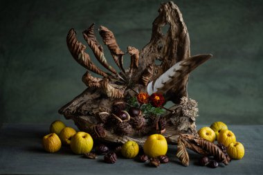 Nefis, orijinal natürmort, tasarım, çiçek düzenlemesi, ikebana, kurumuş yabani çiçekler, kestane meyveleri, meyveler, kestane yaprakları, ağaç kütüğü, çiçekler, portakal, kahverengi, sarı,