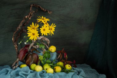 natürmort, orijinal, zarif, tasarım, çiçek aranjmanı, ikebana, kır çiçekleri, Çin ayva, yabani üzüm yaprakları, ağaç kütüğü, Kudüs enginar çiçekleri, kırmızı, kahverengi, sarı, yeşil gölgeler.