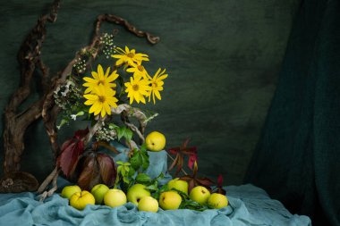 natürmort, orijinal, zarif, tasarım, çiçek aranjmanı, ikebana, kır çiçekleri, Çin ayva, yabani üzüm yaprakları, ağaç kütüğü, Kudüs enginar çiçekleri, kırmızı, kahverengi, sarı, yeşil gölgeler.