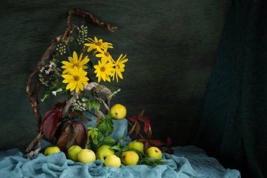 natürmort, orijinal, zarif, tasarım, çiçek aranjmanı, ikebana, kır çiçekleri, Çin ayva, yabani üzüm yaprakları, ağaç kütüğü, Kudüs enginar çiçekleri, kırmızı, kahverengi, sarı, yeşil gölgeler.