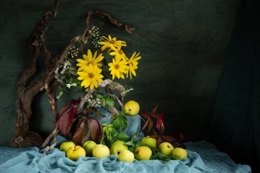 natürmort, orijinal, zarif, tasarım, çiçek aranjmanı, ikebana, kır çiçekleri, Çin ayva, yabani üzüm yaprakları, ağaç kütüğü, Kudüs enginar çiçekleri, kırmızı, kahverengi, sarı, yeşil gölgeler.