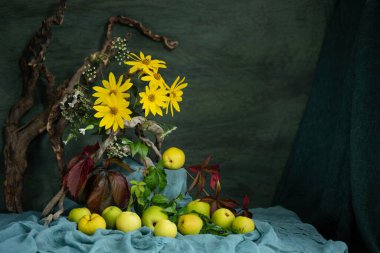 natürmort, orijinal, zarif, tasarım, çiçek aranjmanı, ikebana, kır çiçekleri, Çin ayva, yabani üzüm yaprakları, ağaç kütüğü, Kudüs enginar çiçekleri, kırmızı, kahverengi, sarı, yeşil gölgeler.
