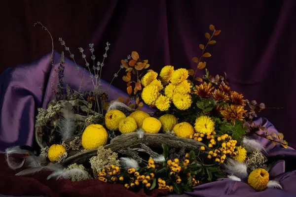 natürmort, nefis, orijinal, tasarım, çiçek aranjmanı, ikebana, altın meyveler, sarı, turuncu, sarı, kır çiçekleri, kuş tüyü, kuru ağaç kökleri, kurutulmuş tıbbi bitkiler.
