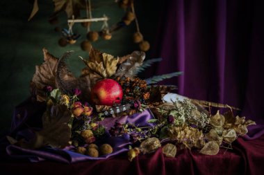 Durgun hayat. Geçmişi. kompozisyon. Masaüstü ekran koruyucu. Meyveli bir çınar dalı tasarla. Kumaş örtüsü. Kurumuş meyveler. Kırmızı elma.