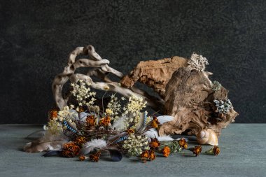 natürmort, fitto tasarımı, kuru çiçeklerin bileşimi, dallar, ahşap, kuş tüyü.