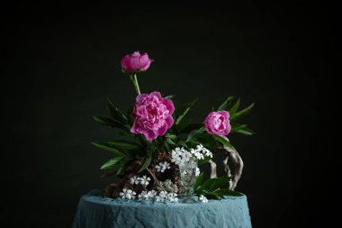 Zarif şakayıklar tam çiçeklenme, zarafet ve yumuşaklık yayar, dalları ve dalları olan ince bir filtodizayn kompozisyonu ile düzenlenir. Doğanın güzelliği ve sanatsal işçiliğinin uyumlu bir karışımı.