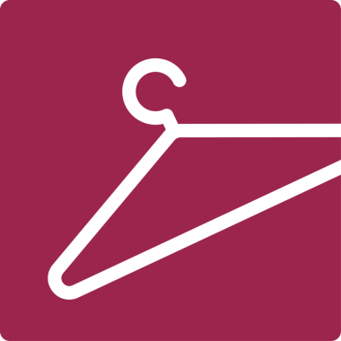 İzole edilmiş siyah beyaz etiket etiketleme odası, soyunma odası vektör işareti, moda mağazası sembolü, düz gömlek askısı vektör simgesi, dolap değiştirme odası simgesi