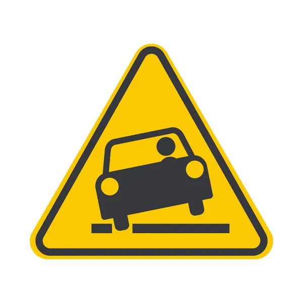 Yol kenarındaki izole edilmiş sarı uyarı üçgeni sürücüleri kenar hendekten veya kırsal yol yakınındaki siper tehlikesinden uzak durmaları konusunda uyarıyor.