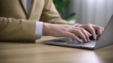 İş stratejisi planlayan ve kriz iletişimlerini analiz eden bir işadamı. Seyirci arzı talep ediyor.