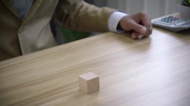 Pazarlama ve strateji planlayan bir iş adamı. İş büyüme fırsatları. Kriz durumunda ortaya çıkabilecek risk oranları