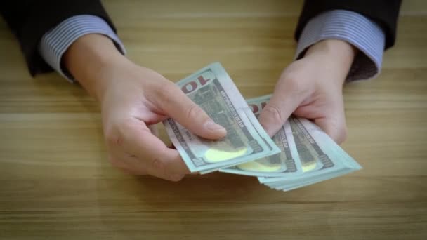 Μέτρα Χρήματα Για Επενδύσεις Επιχειρηματίας Σχεδιάζει Τις Επιχειρήσεις Υπολογίζει Επιτόκια — Αρχείο Βίντεο