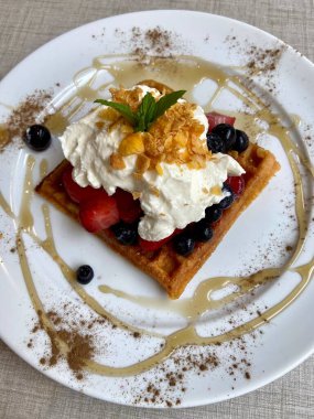 Taze böğürtlenli ve Yunan yoğurtlu lezzetli mısır waffle 'ı. Yüksek kalite fotoğraf