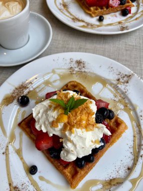 Kahve, mısır gözlemesi, Yunan yoğurdu ve taze böğürtlenle servis edilen lezzetli bir kahvaltı. Yüksek kalite fotoğraf