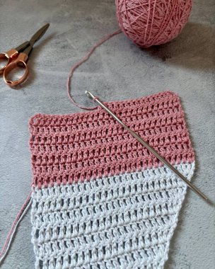 Tamamlanmamış tığ işi bir makasın kenarına yakın plan. Yüksek kalite fotoğraf