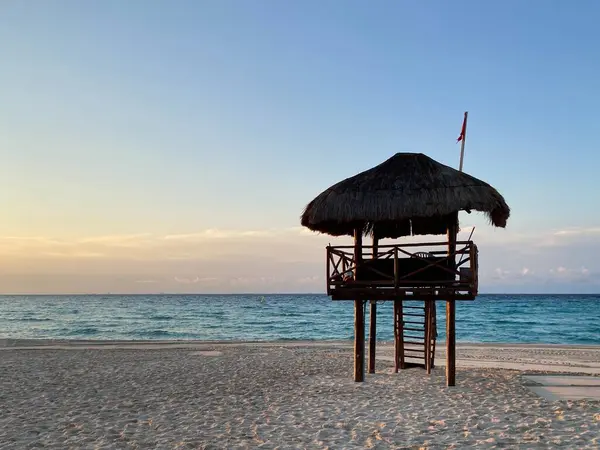 Playa del Carmen Sahili 'nde gün doğumunda cankurtaran kulesi silueti. Yüksek kalite fotoğraf