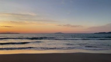 Sahilde renkli bir yaz gündoğumu. Quatro Ilhas plajı, Brezilya. Yüksek kalite 4k görüntü