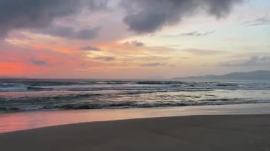 Sahilde renkli bir yaz gündoğumu. Mariscal, Brezilya. Yüksek kalite 4k görüntü