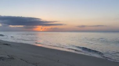 Playa del Carmen Sahili 'nde gündoğumu zamanı. Yüksek kaliteli HD görüntüler