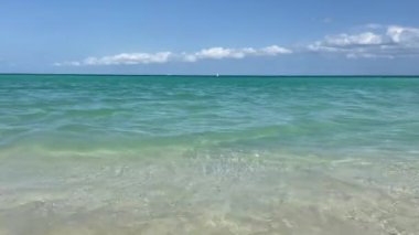 Playa del Carmen Sahili 'nde sakin okyanus dalgaları. Yüksek kalite 4k görüntü