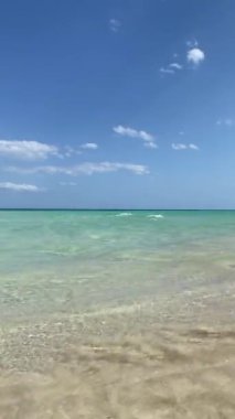 Playa del Carmen Sahili 'nde sakin okyanus dalgaları. Yüksek kalite 4k görüntü