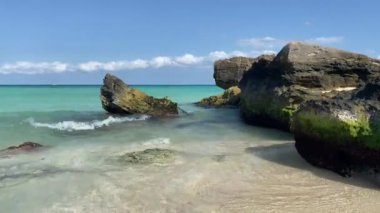 Playa del Carmen Sahili 'nde kayalara vuran sakin okyanus dalgaları. Yüksek kalite 4k görüntü