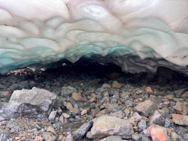 El Bolson, Patagonya 'da küçük bir buz mağarası. Arjantin. Yüksek kalite fotoğraf