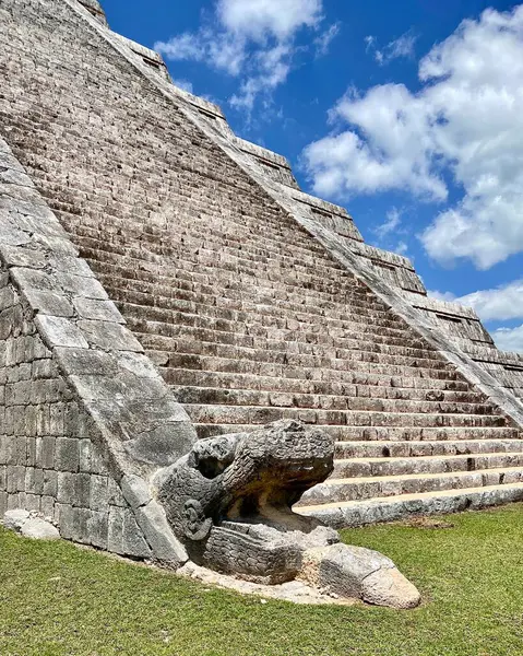 Chichen Itza, Yucatan, Meksika 'daki Kukulkan Piramidinin detayları. Yüksek kalite fotoğraf