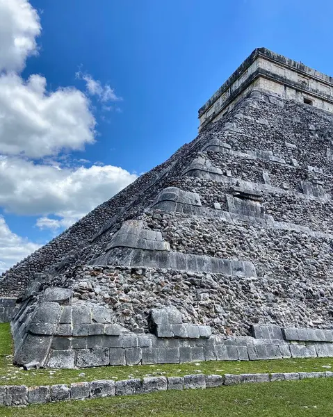 Chichen Itza, Yucatan, Meksika 'daki Kukulkan Piramidinin yenilenmemiş tarafı. Yüksek kalite fotoğraf