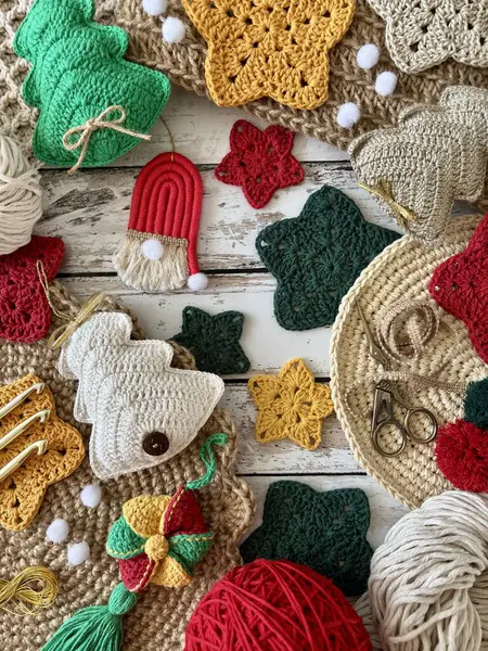 Beyaz arka planda tığ işi bir Noel kompozisyonu. Yüksek kalite fotoğraf