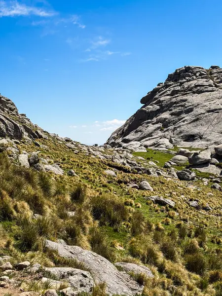 Cordoba, Arjantin 'deki Cerro Champaqui' de güzel kayalık bir manzara. Yüksek kalite fotoğraf