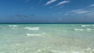 Küba, Cayo Santa Maria 'daki Las Gaviotas plajının Idyllic manzarası. Yüksek kalite 4k görüntü