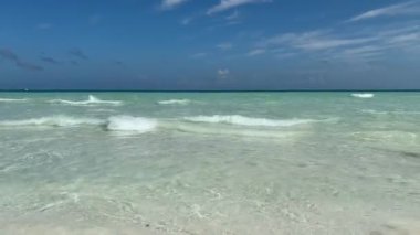 Cayo Santa Maria, Küba 'daki Las Gaviotas plajında hafif dalgalar. Yüksek kaliteli FullHD görüntüler