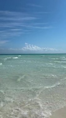 Küba, Cayo Santa Maria 'daki Las Gaviotas plajının Idyllic manzarası. Yüksek kalite 4k görüntü