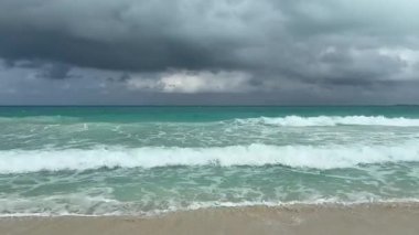 Küba, Cayo Santa Maria sahilinde etkileyici bir fırtına var. Yüksek kalite 4k görüntü