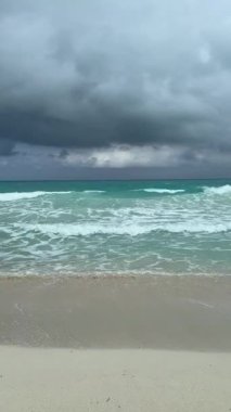 Küba, Cayo Santa Maria sahilinde muhteşem bir sabah fırtınası. Yüksek kalite 4k görüntü