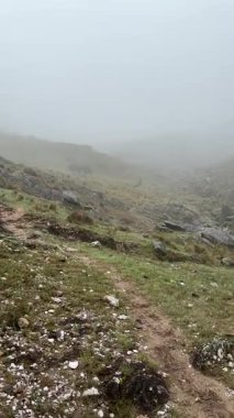 Çiseleme altındaki Cerro Champaqui 'nin panomarik manzarası. Cordoba, Arjantin. Yüksek kalite 4k görüntü