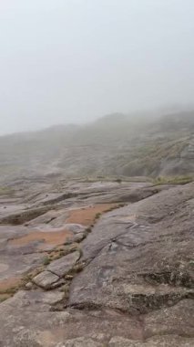 Cordoba, Arjantin 'deki Cerro Champaqui' de yağmur altında yürüyüş yapan tanınmamış insanlar. Yüksek kalite 4k görüntü