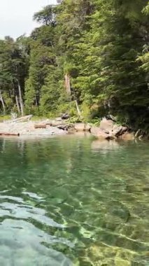 Rio Negro, El Bolson 'daki Azul nehrinin panoramik manzarası. Arjantin. Yüksek kalite 4k görüntü